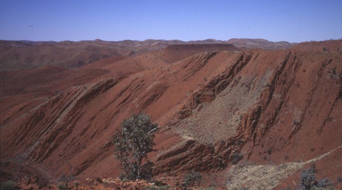 Signs of life on Earth: The oldest rock samples, from 3.2 billion years ago, were collected at this site in the desert in northwestern Australia. (R. Buick / University of Washington)