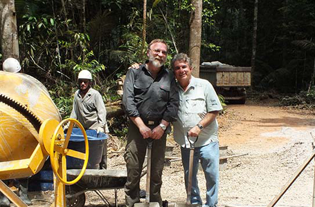 Max Planck coordinator Jürgen Kesselmeier and INPA director Luiz Renator de França during the ceremony for the start of construction of the 325 meter high climate tower in the Amazon rain forest. (Photo courtesy of S. Benner, MPI for Chemistry)