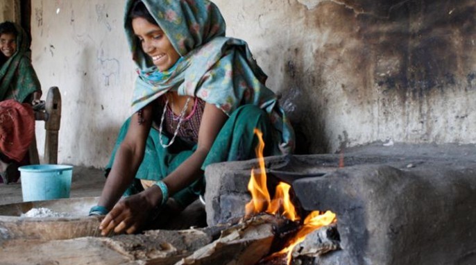 A woman in the village of Karech, in rural India, prepares a meal on a traditional three-stone hearth. Courtesy of H.S. Udaykumar and University of Iowa