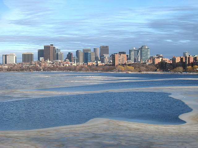 City skyline over a large lake that is partially iced. Image credit: Daderot/Wikimedia Commons 